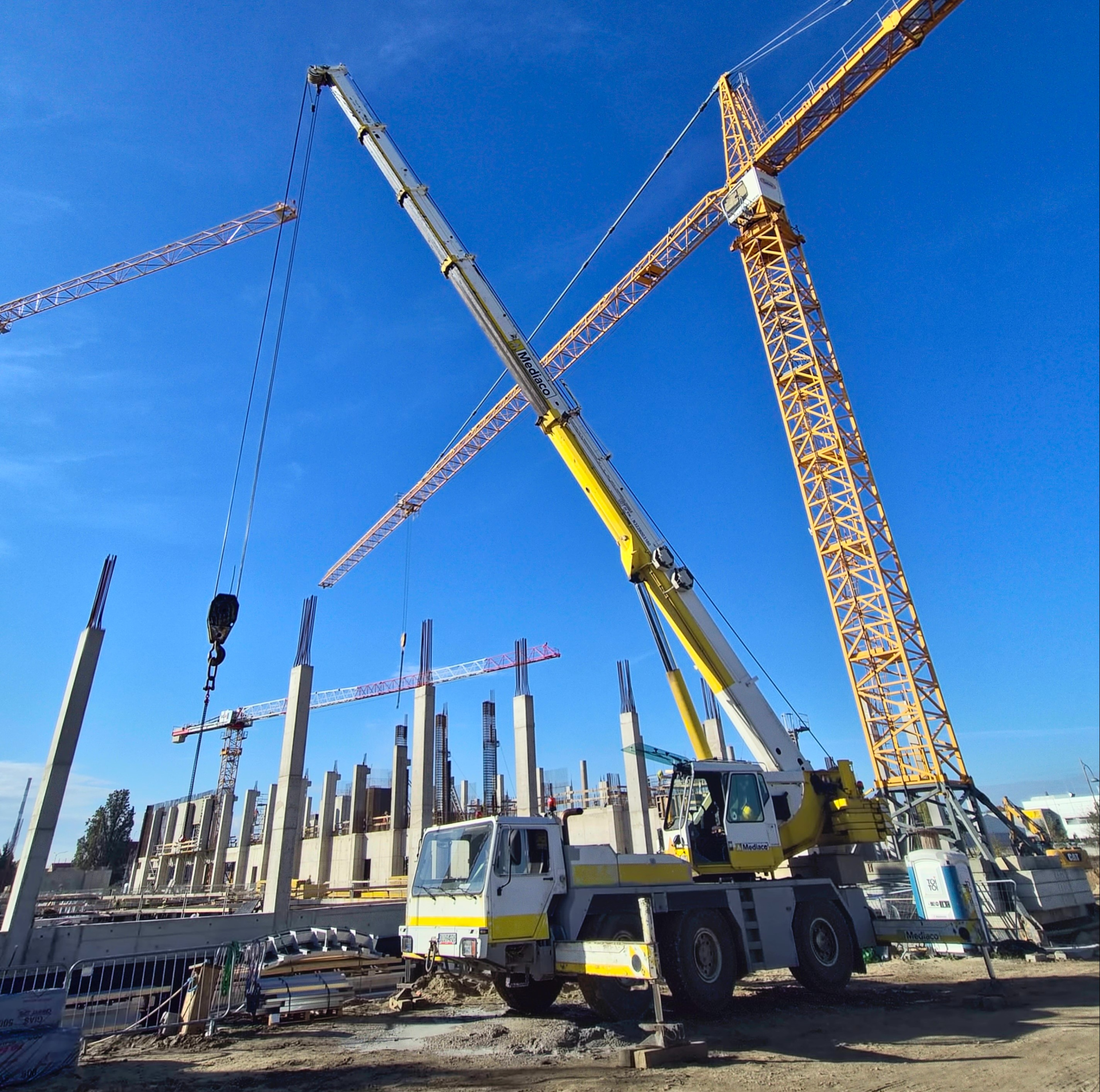 Dźwig na tle nieba w Lubinie